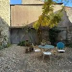 Spacious In With Garden Ginoles