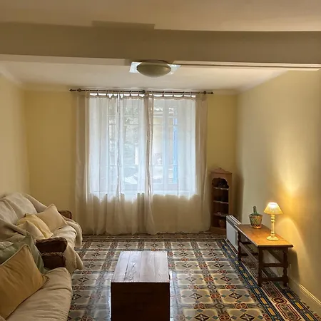 Spacious In With Garden Ginoles