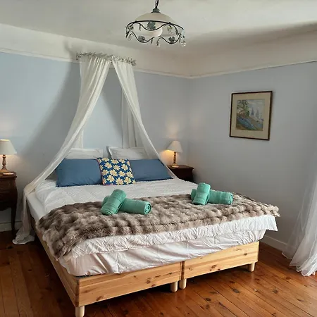 Spacious In With Garden