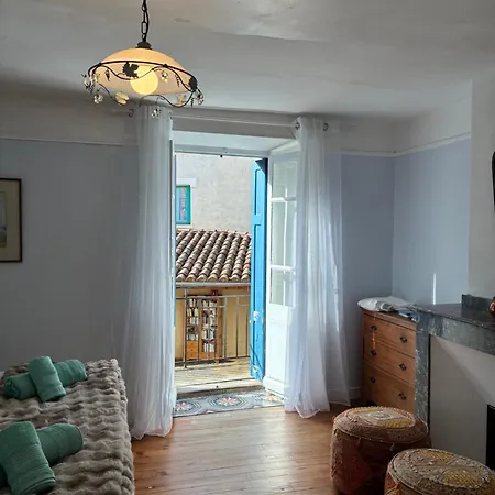 Дом отдыха Spacious In With Garden Ginoles
