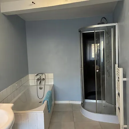 Spacious In With Garden Semesterbostad