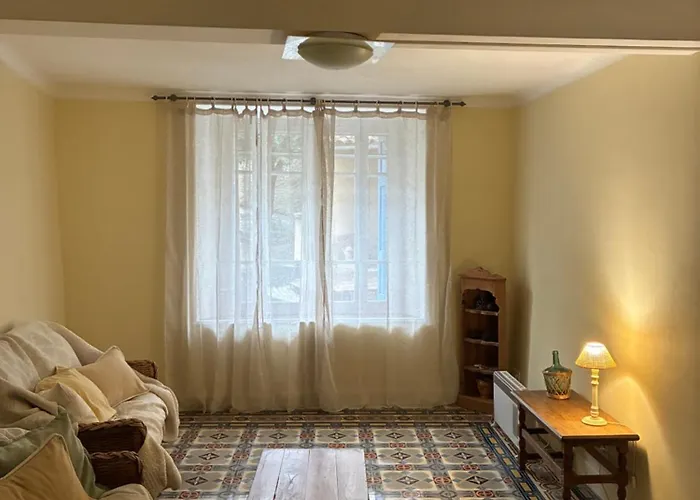 Spacious In With Garden Ginoles