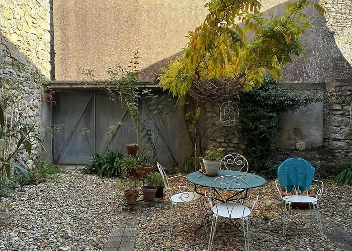 Spacious In With Garden Ginoles